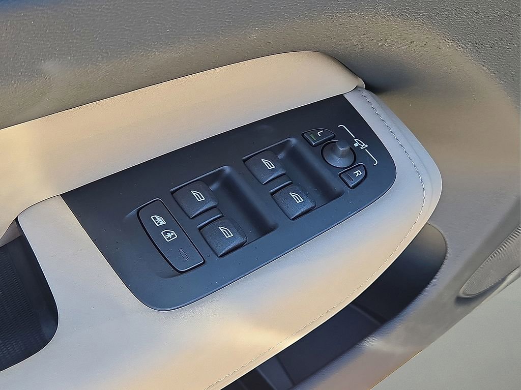 New 2026 Volvo XC60 B5 Plus w/ Protection Package Premier AWD/4WD image 22