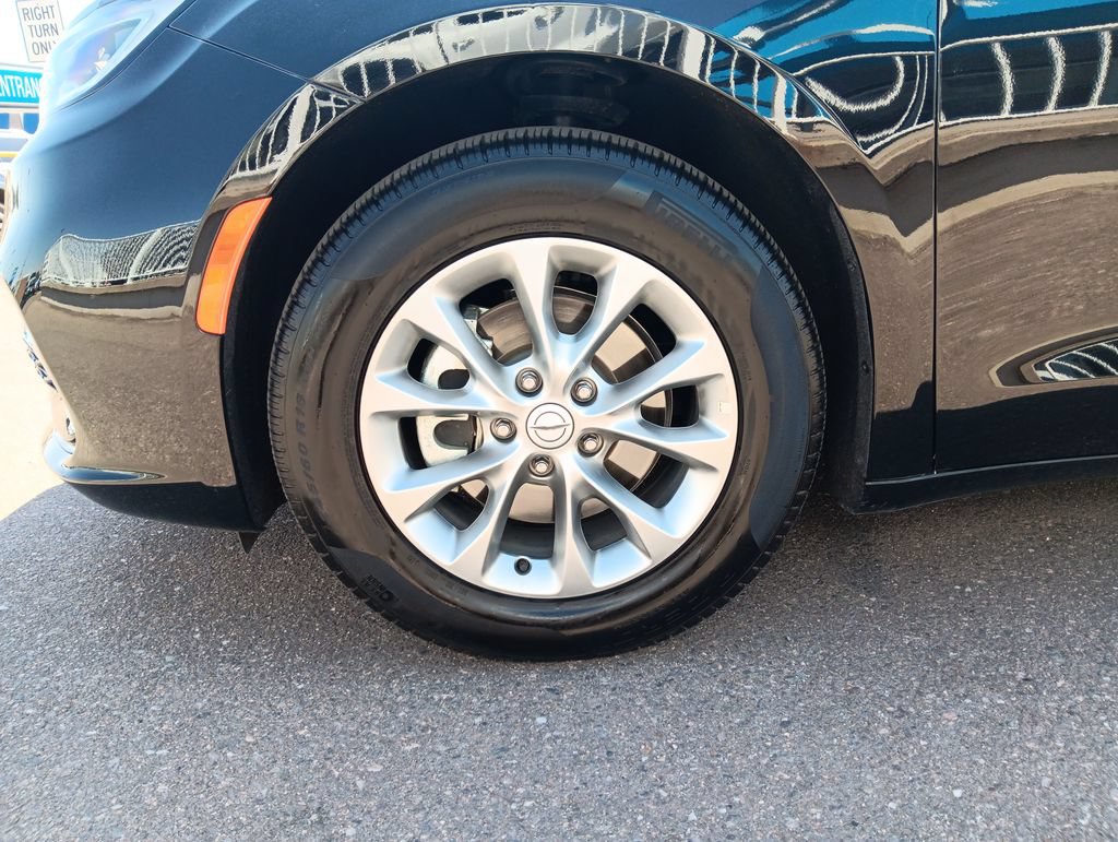 Used 2026 Chrysler Pacifica Limited FWD image 27