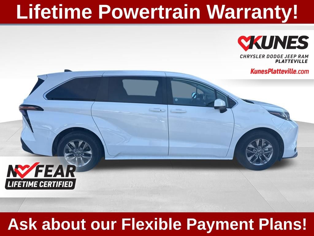 Used 2025 Toyota Sienna LE image 2
