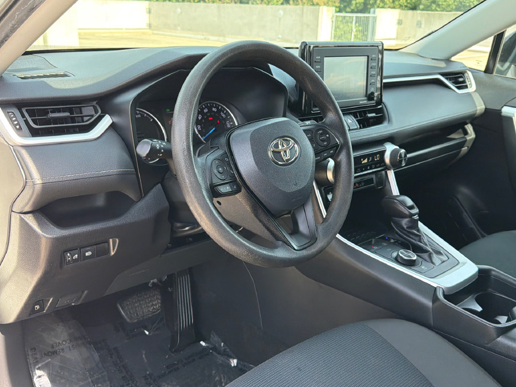 Used 2021 Toyota RAV4 LE AWD/4WD image 18