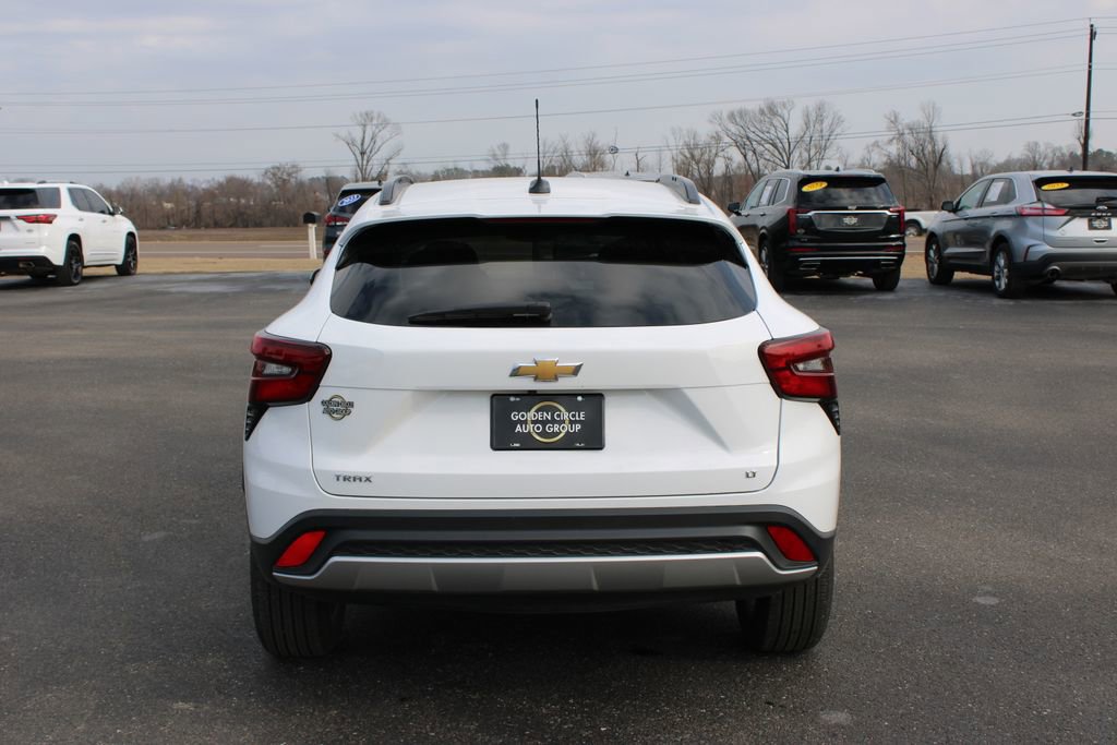 Used 2025 Chevrolet Trax LT w/ LT Convenience Package image 8