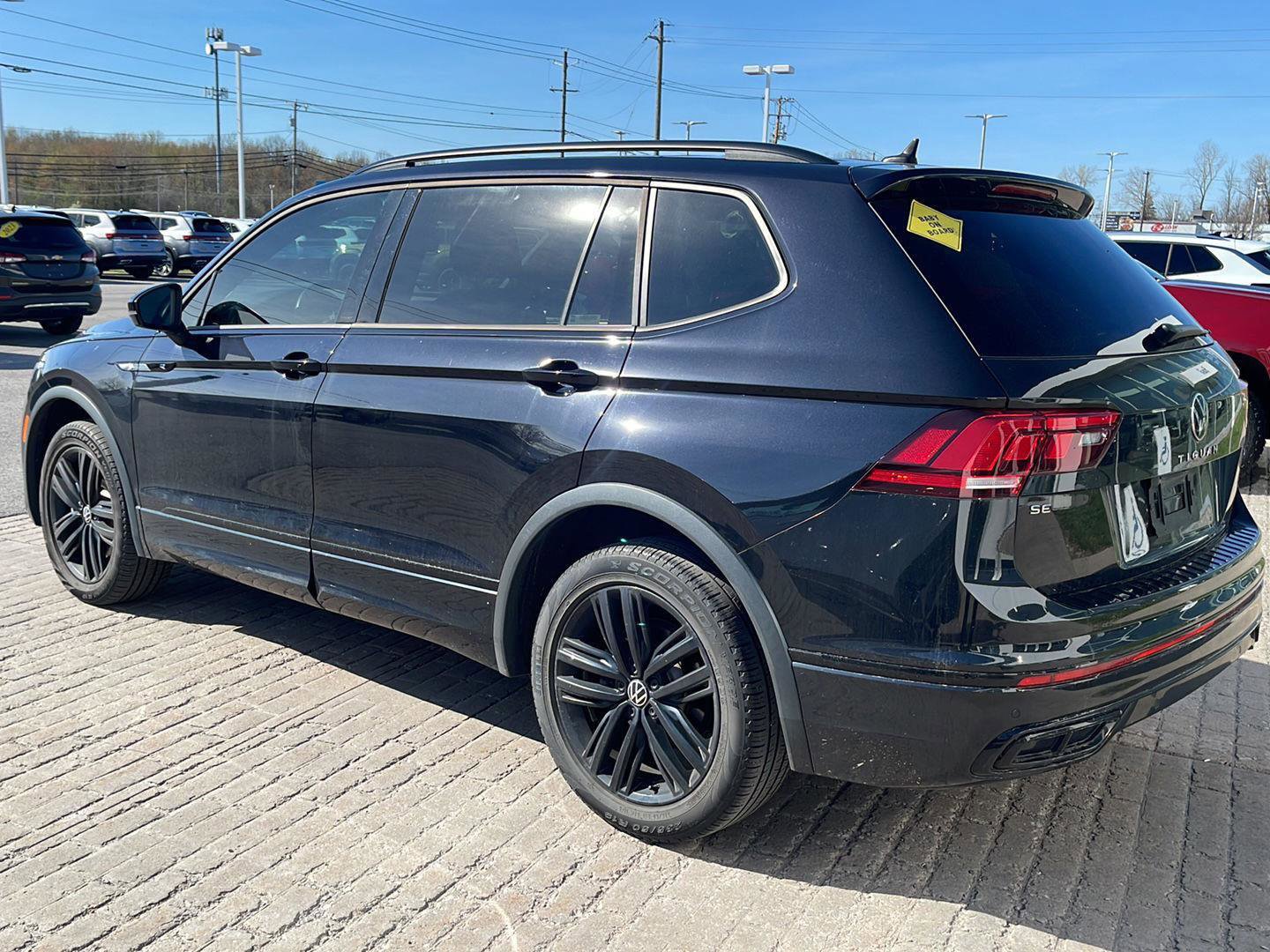 Used 2022 Volkswagen Tiguan SE R-Line AWD/4WD image 4