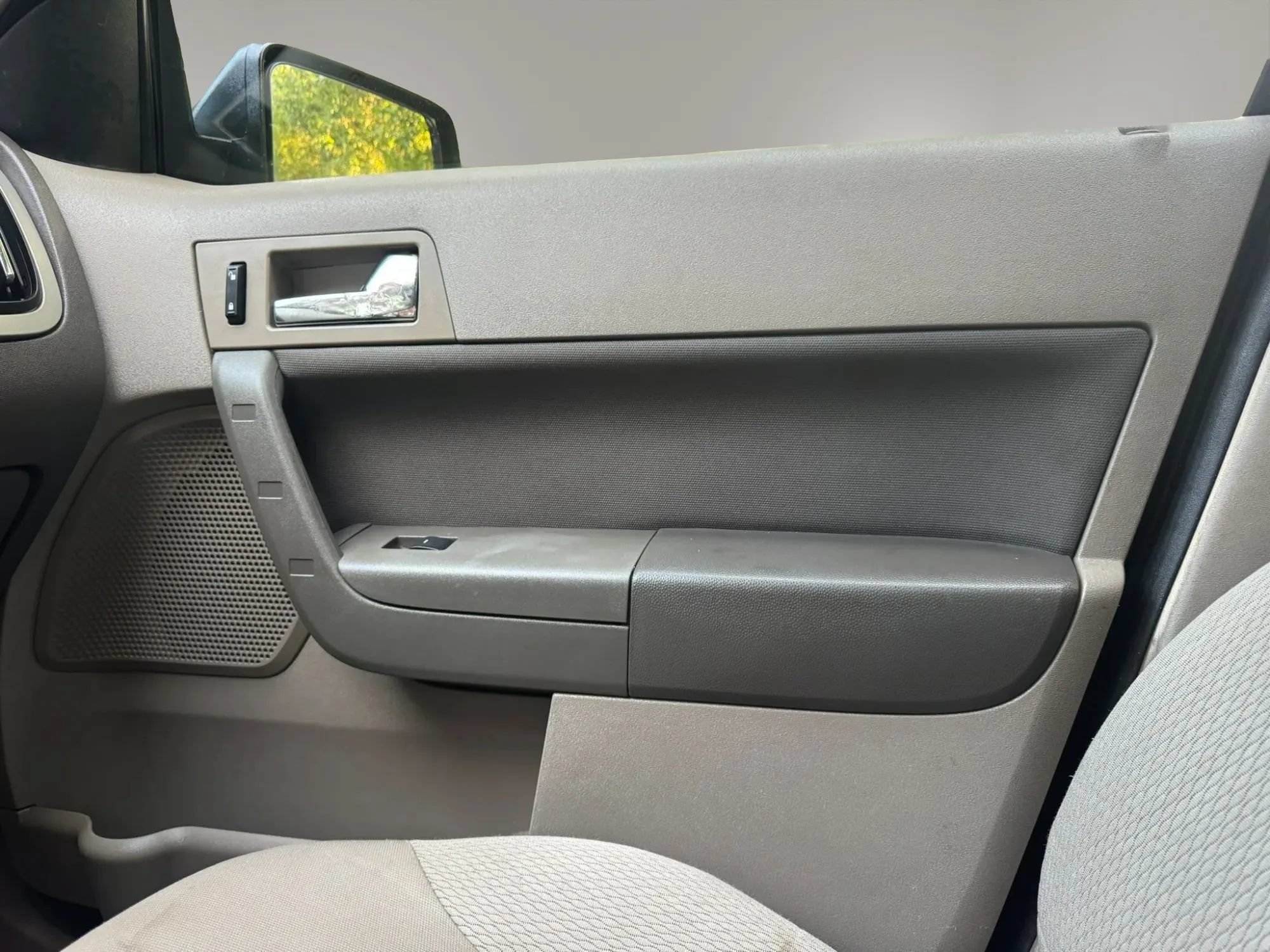 Used 2009 Ford Focus SES FWD image 8