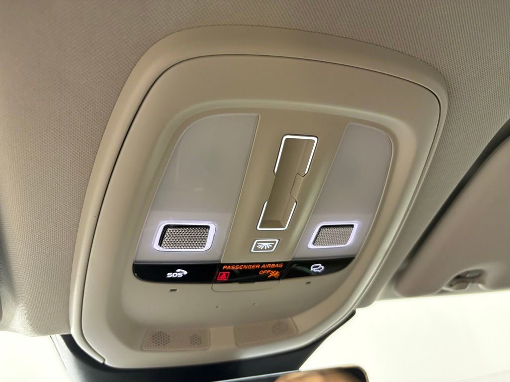 Used 2025 Volvo XC60 B5 Plus AWD/4WD image 33