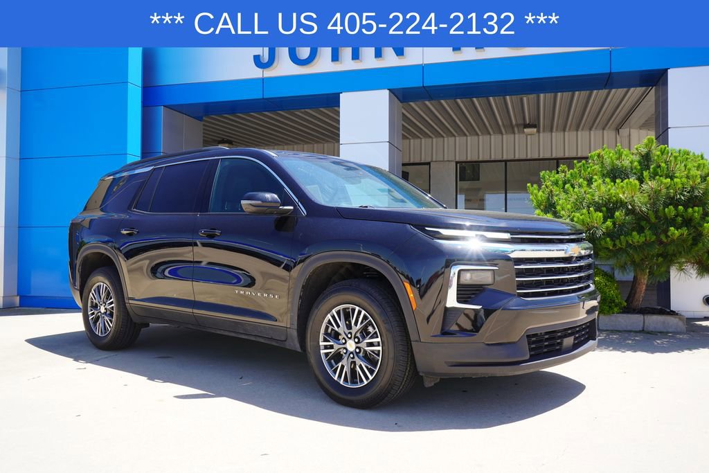 Used 2025 Chevrolet Traverse LT FWD image 2