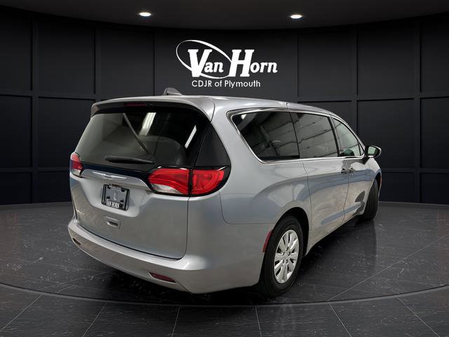 Used 2020 Chrysler Voyager L FWD image 7