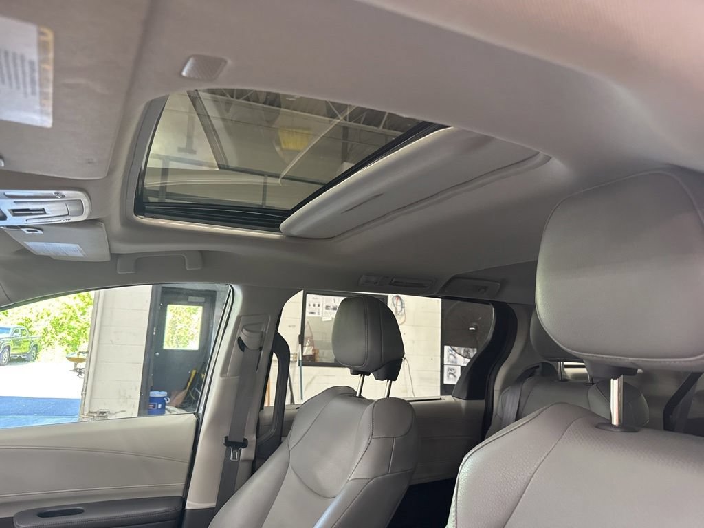 Used 2021 Toyota Sienna XLE FWD image 26