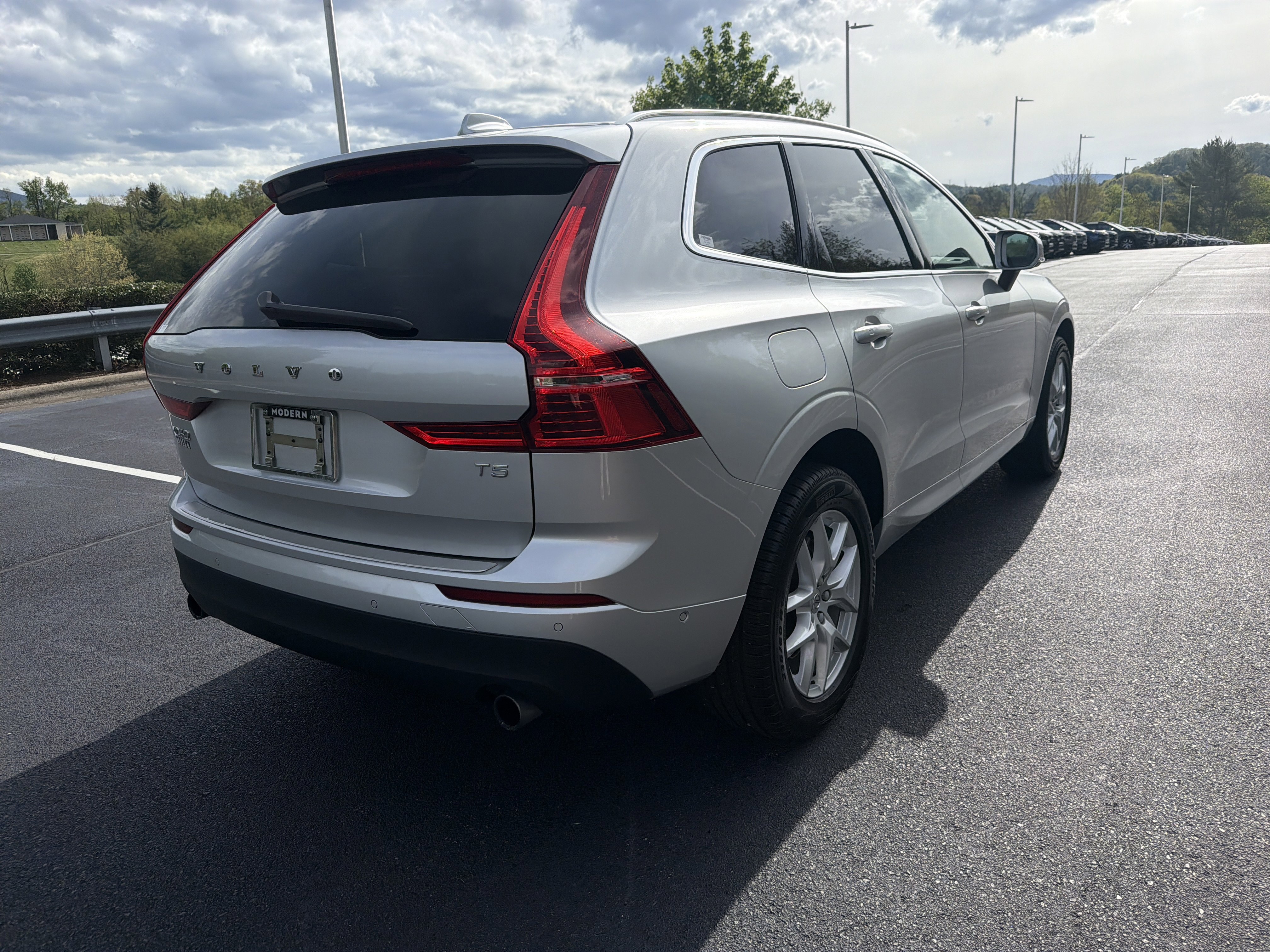 Used 2019 Volvo XC60 T5 Momentum w/ Multimedia Package FWD image 18