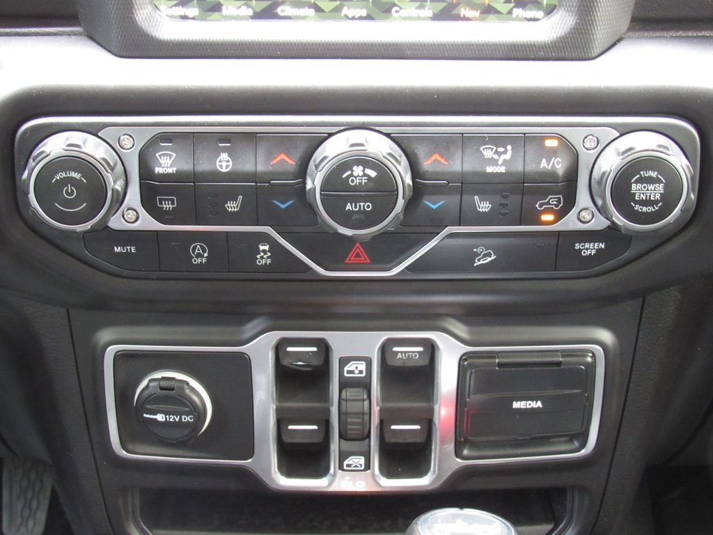 Used 2018 Jeep Wrangler Unlimited Sahara w/ Uconnect 4C Nav & Sound Group AWD/4WD image 27
