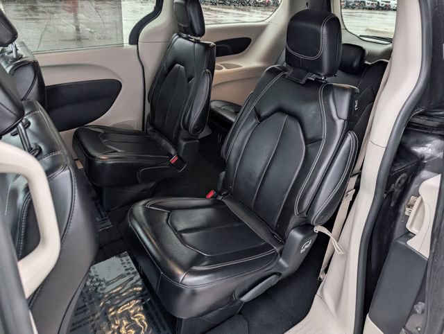 Used 2023 Chrysler Pacifica Touring-L image 19