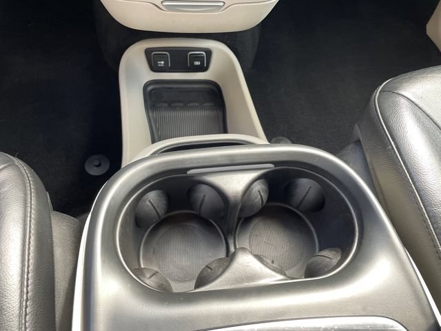 Used 2021 Chrysler Pacifica Touring-L FWD image 36