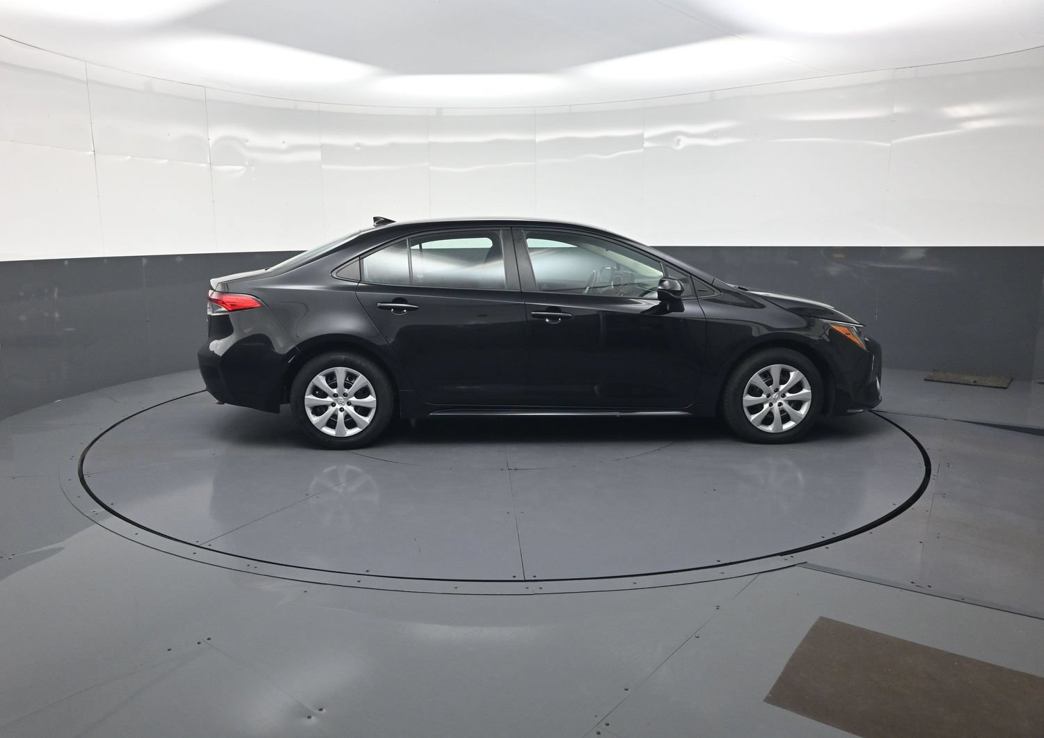 Used 2023 Toyota Corolla LE FWD image 2