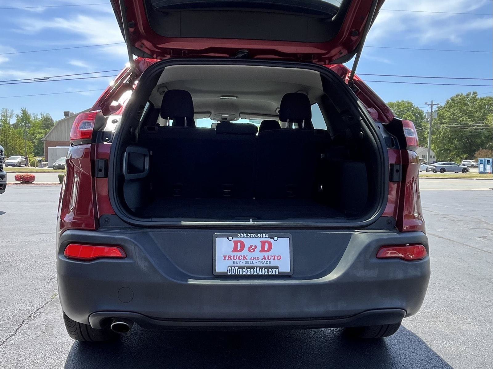 Used 2017 Jeep Cherokee Latitude FWD image 27