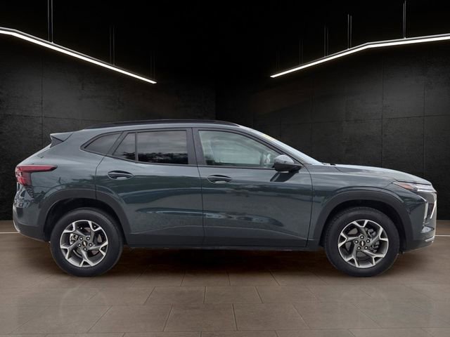 Used 2025 Chevrolet Trax LT FWD image 8