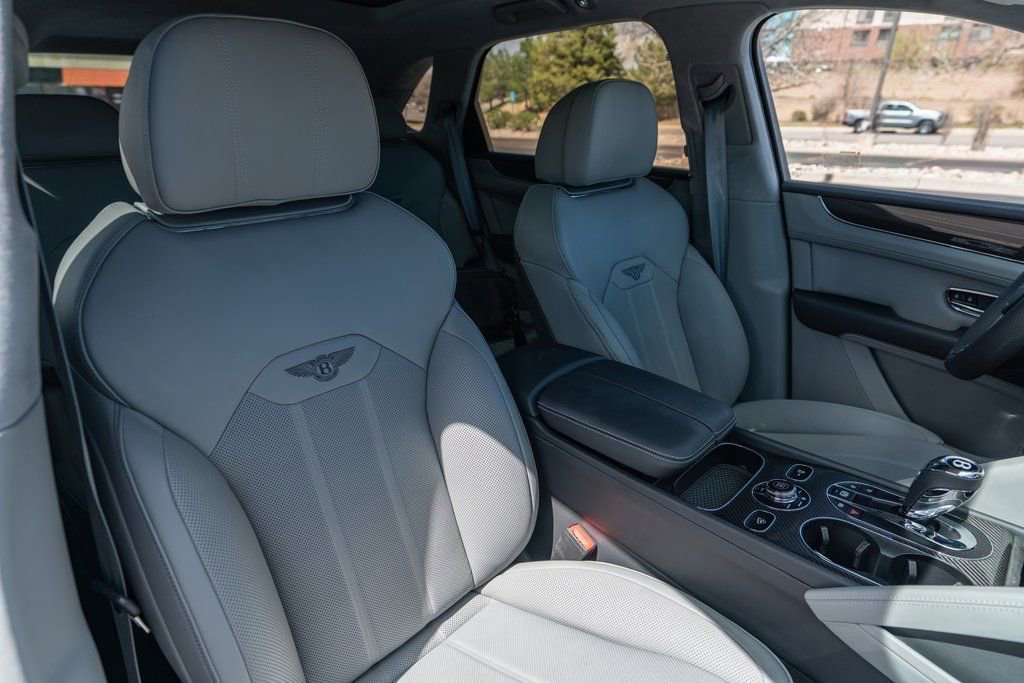 Used 2025 Bentley Bentayga image 51