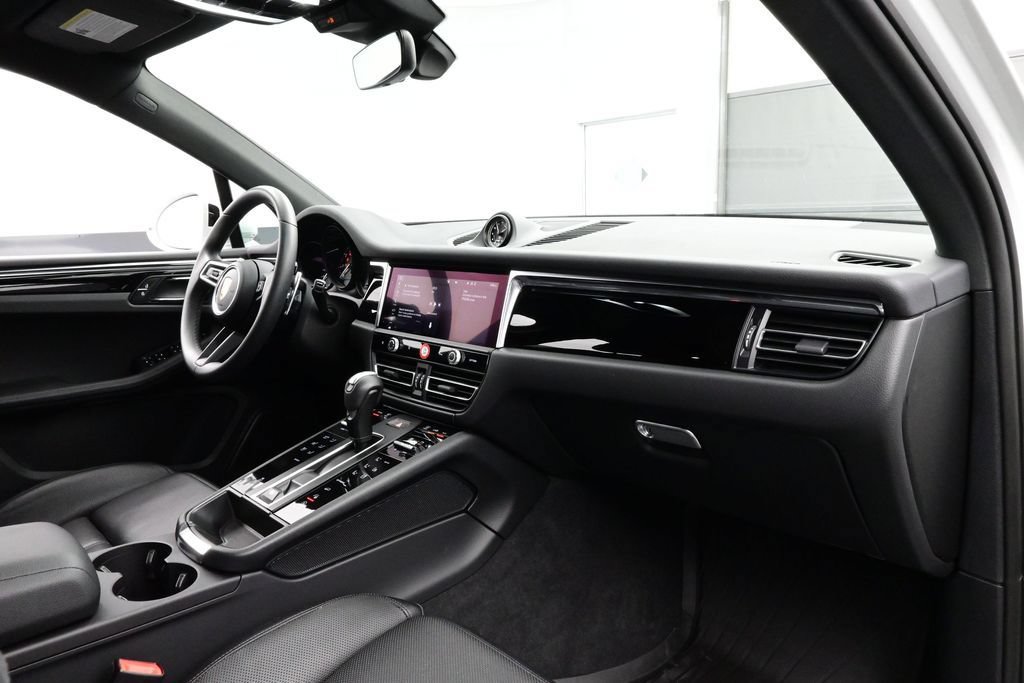 Certified 2025 Porsche Macan AWD/4WD image 19