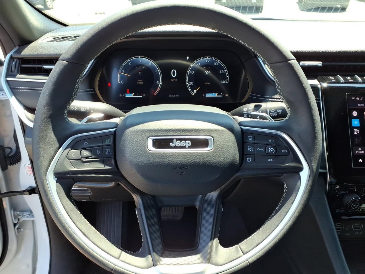 Used 2025 Jeep Grand Cherokee Altitude AWD/4WD image 9