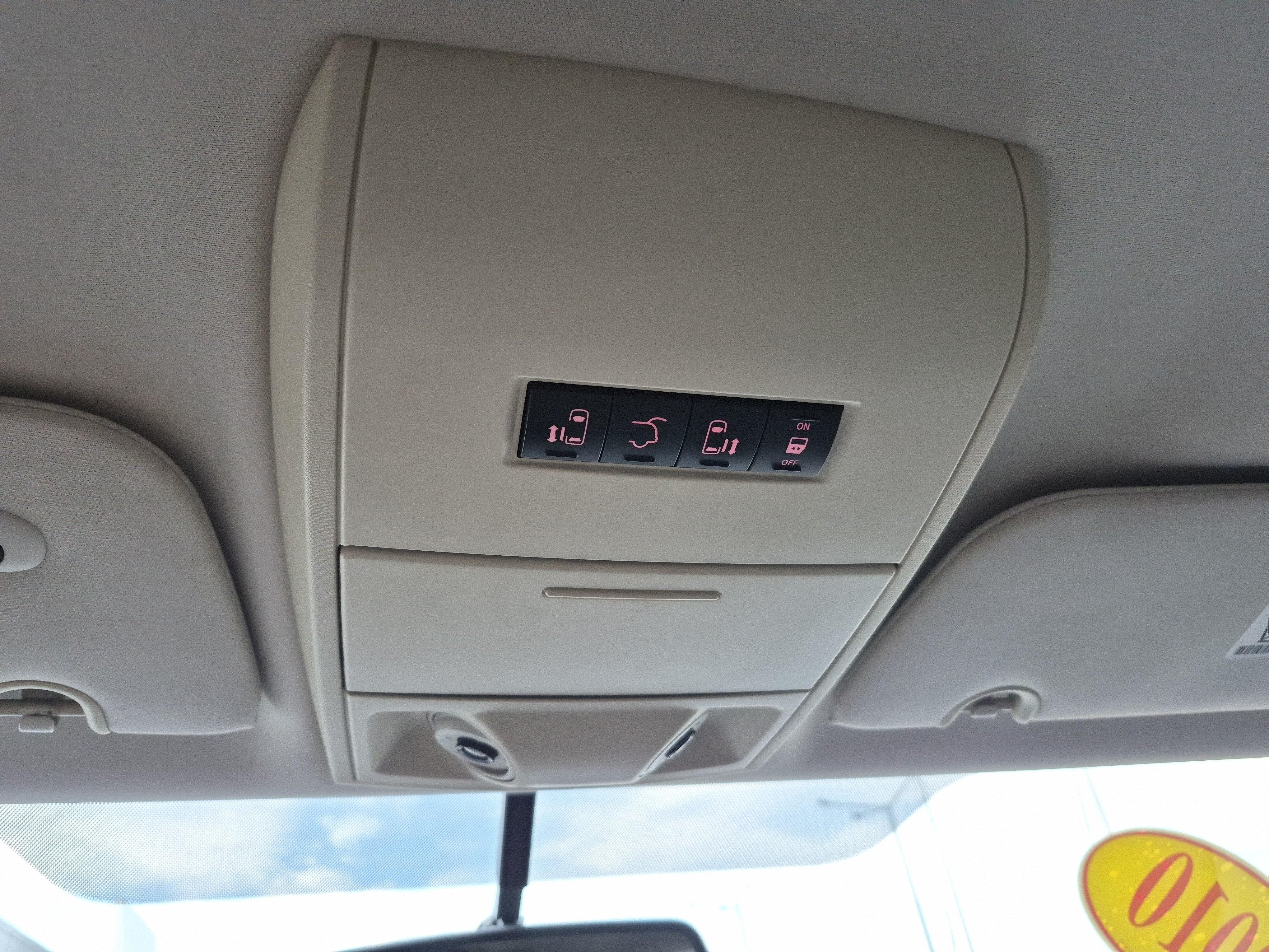 Used 2010 Volkswagen Routan SE FWD image 33