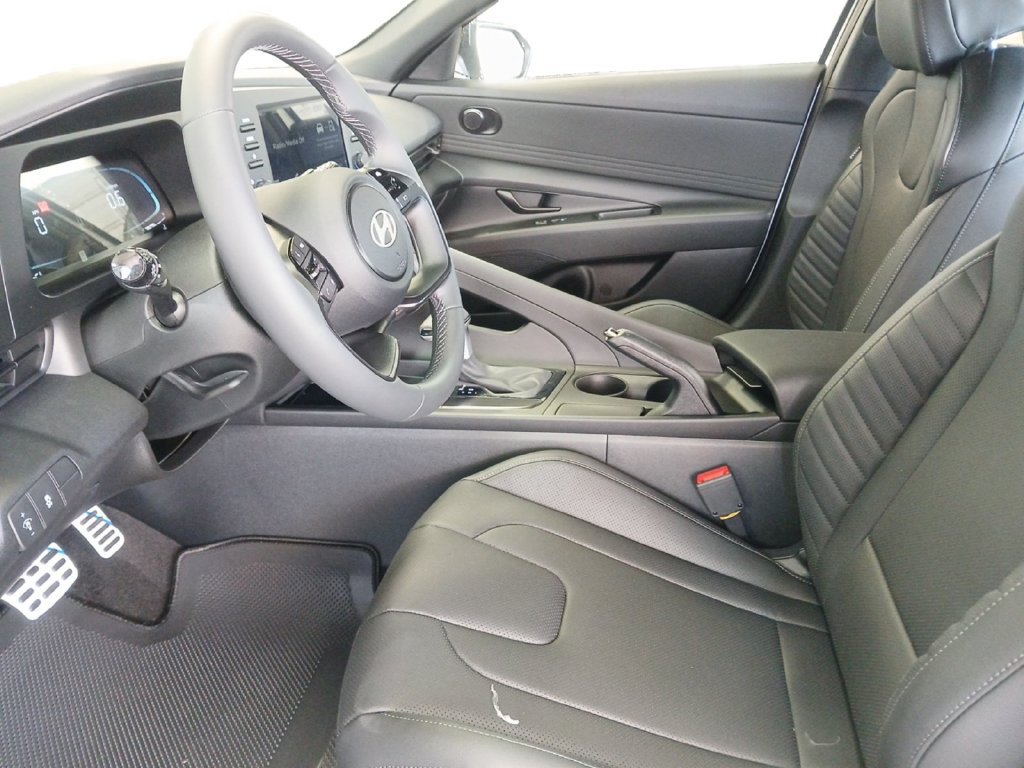 New 2026 Hyundai Elantra SEL Sport FWD image 9