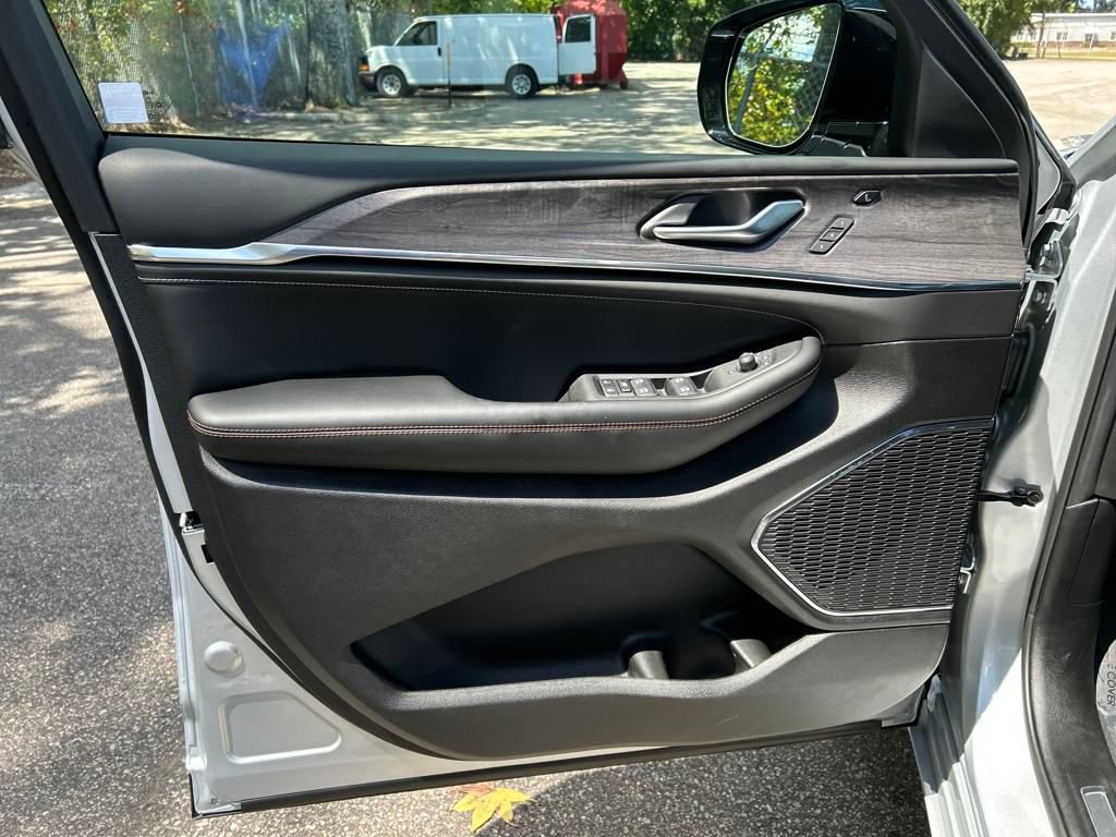 Used 2025 Jeep Grand Cherokee L Overland w/ Advanced Protech Group III image 12