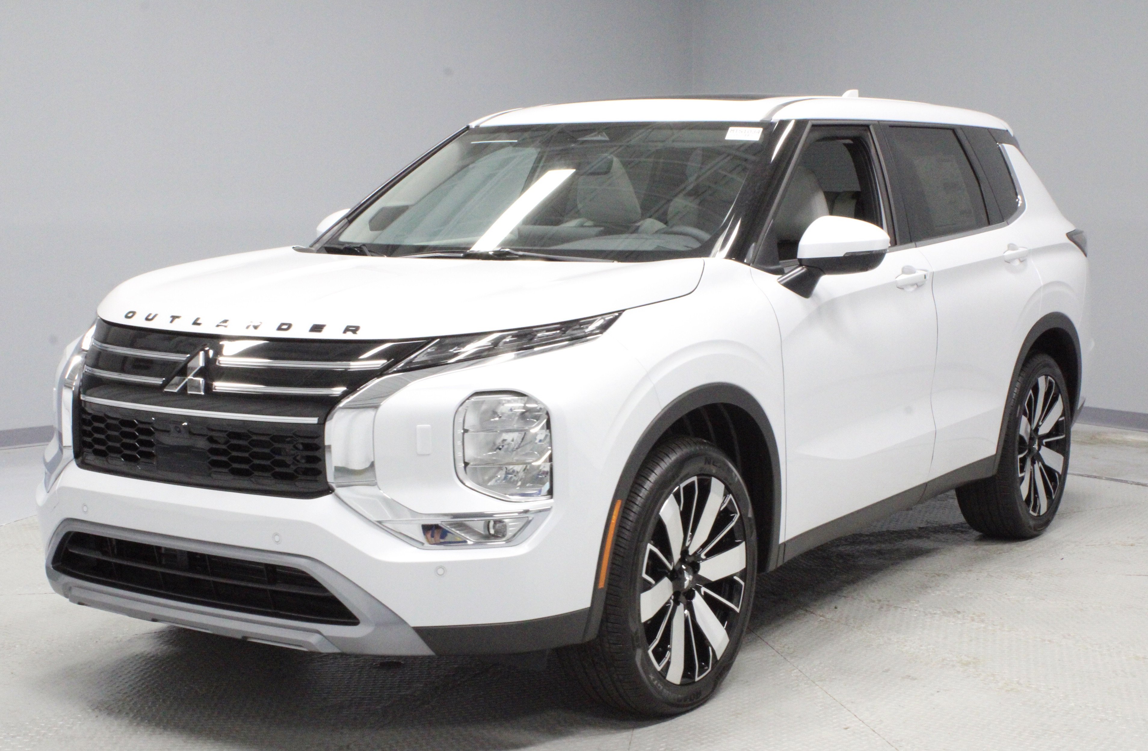 New 2025 Mitsubishi Outlander SE image 4