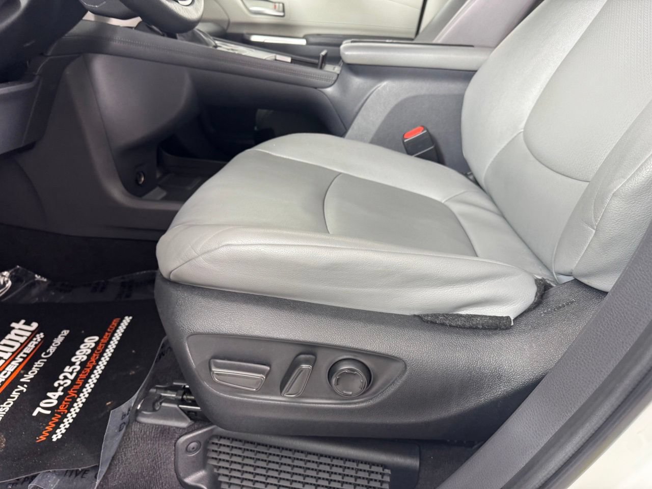 Used 2023 Toyota Sienna XLE FWD image 11