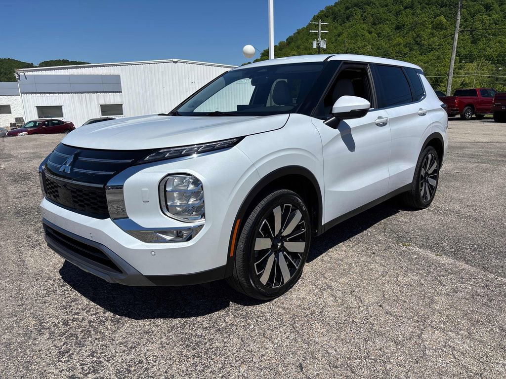 Used 2025 Mitsubishi Outlander SE AWD/4WD image 2