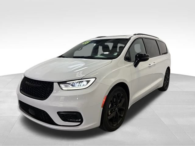 Certified 2025 Chrysler Pacifica Limited image 3