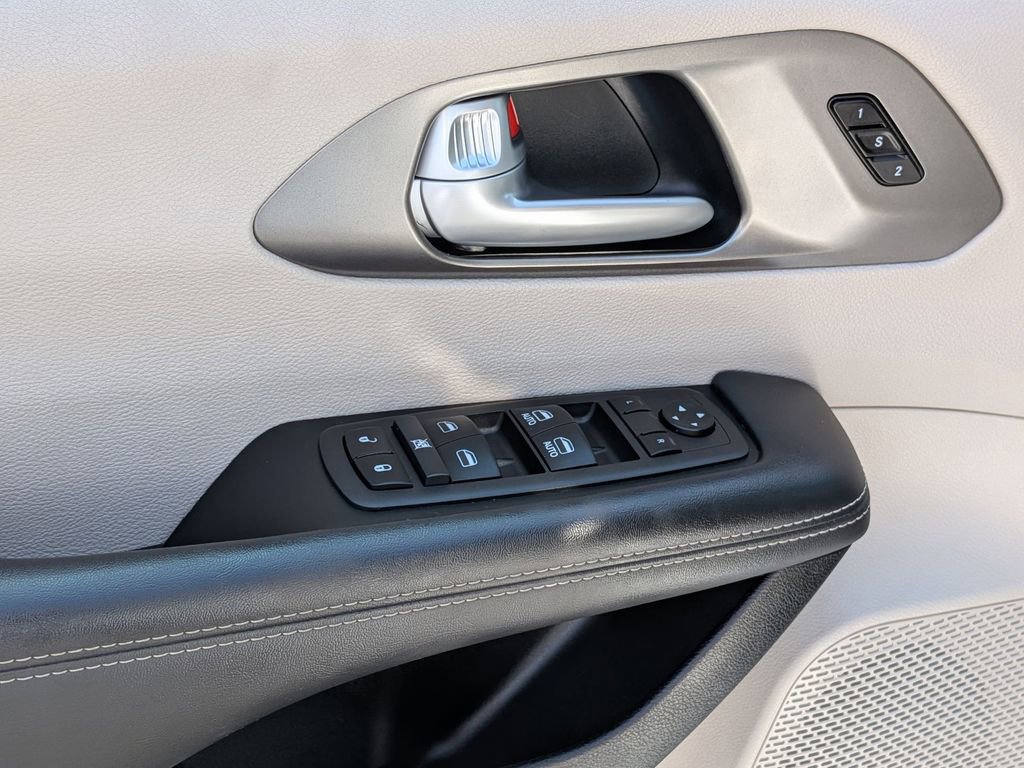 Used 2024 Chrysler Pacifica Touring-L image 13