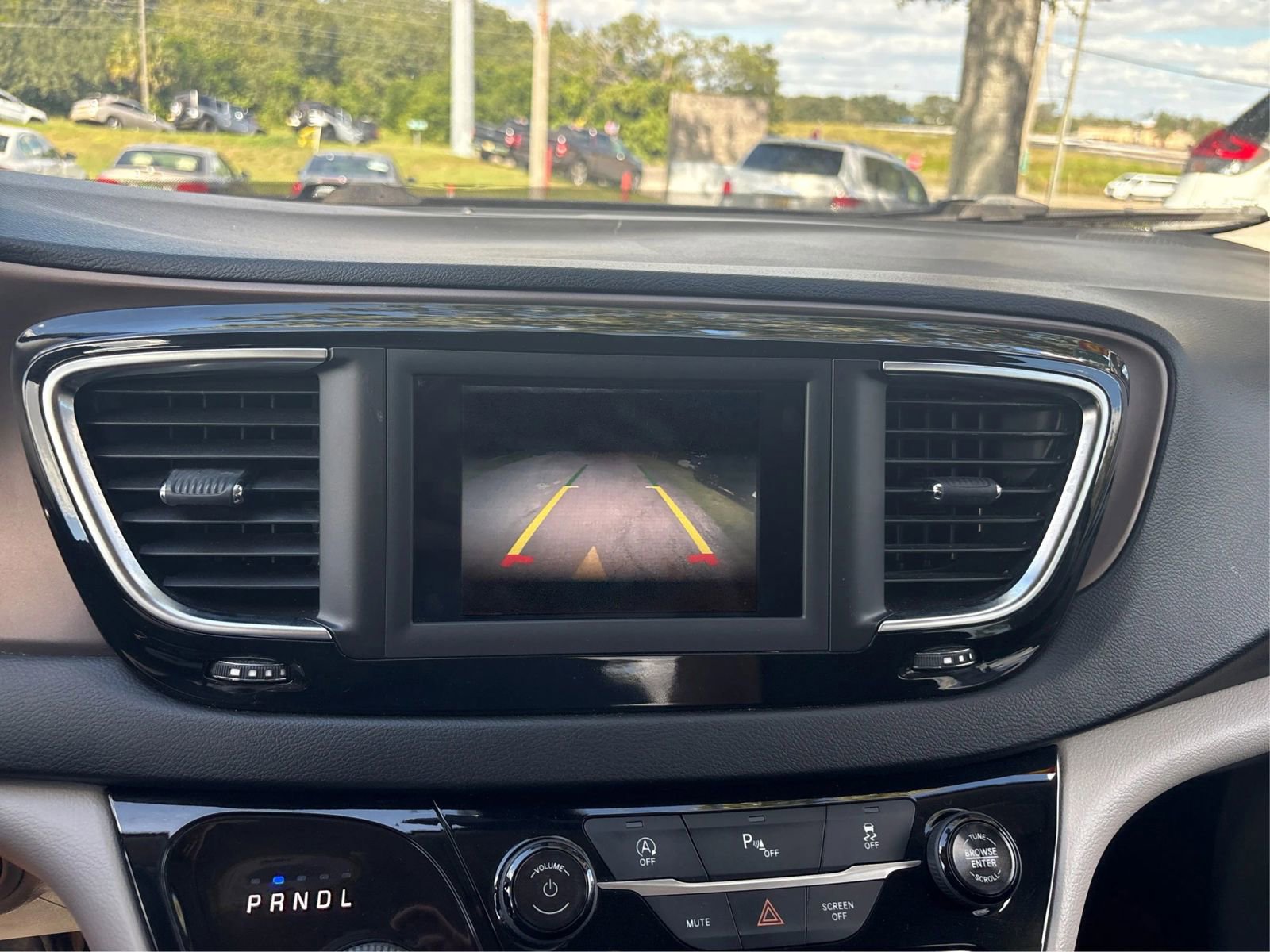 Used 2018 Chrysler Pacifica Touring-L image 22