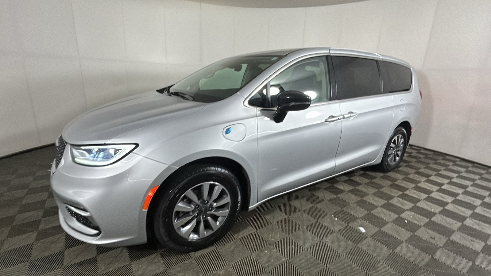 Used 2024 Chrysler Pacifica Limited FWD image 7