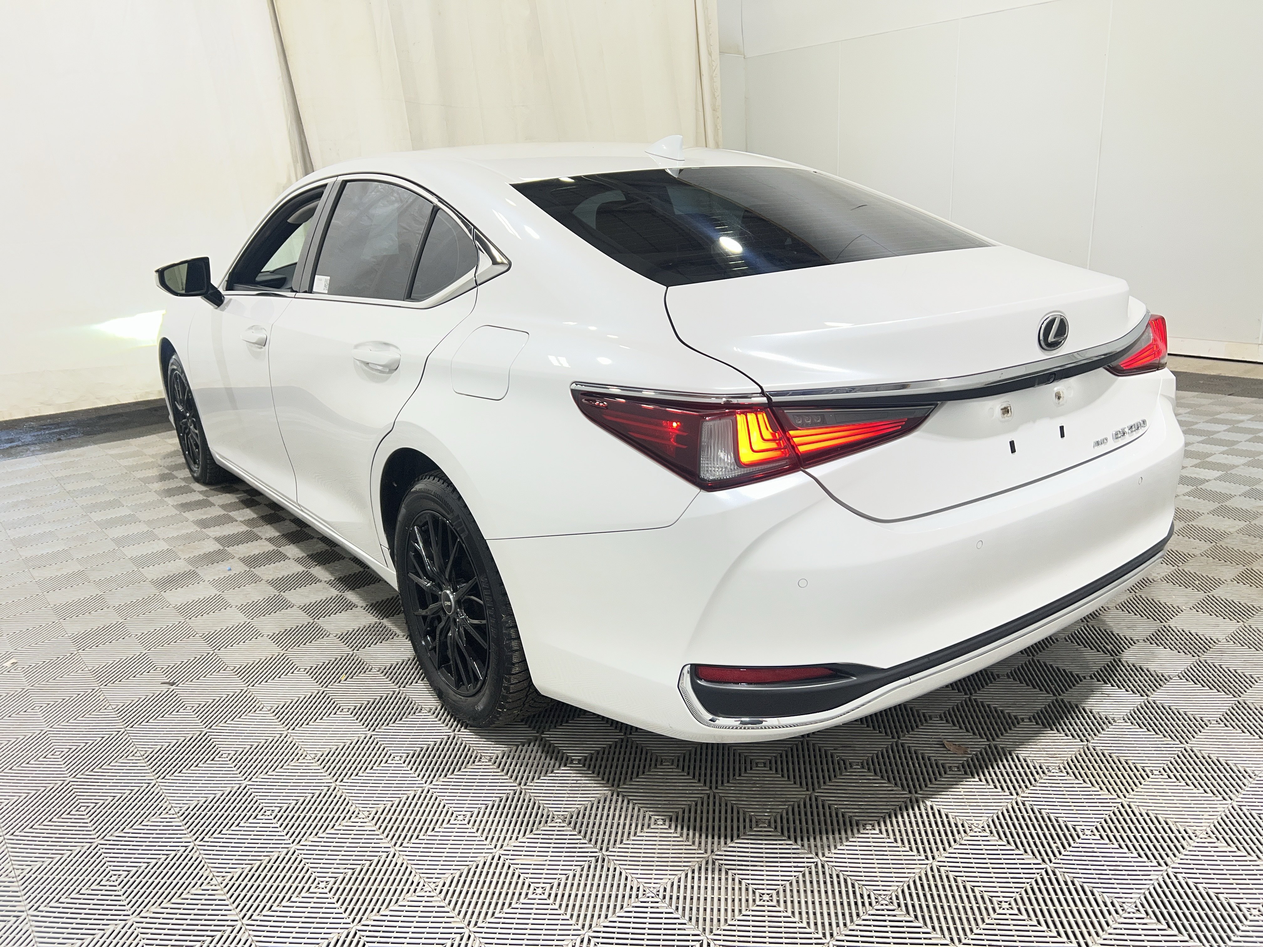 Used 2023 Lexus ES 250 w/ Premium Package AWD/4WD image 2
