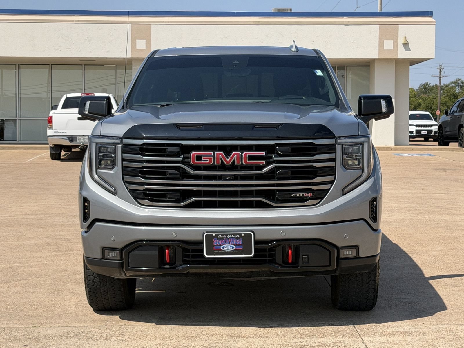 Used 2025 GMC Sierra 1500 AT4 w/ AT4 Premium Package AWD/4WD image 9
