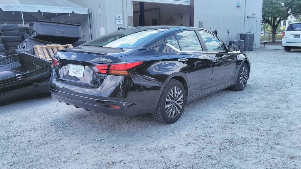 Used 2024 Nissan Altima 2.5 SV FWD image 8