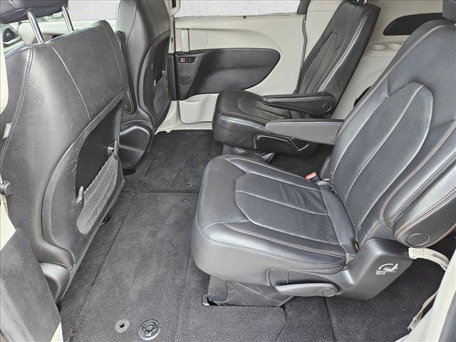 Used 2018 Chrysler Pacifica Touring-L image 16