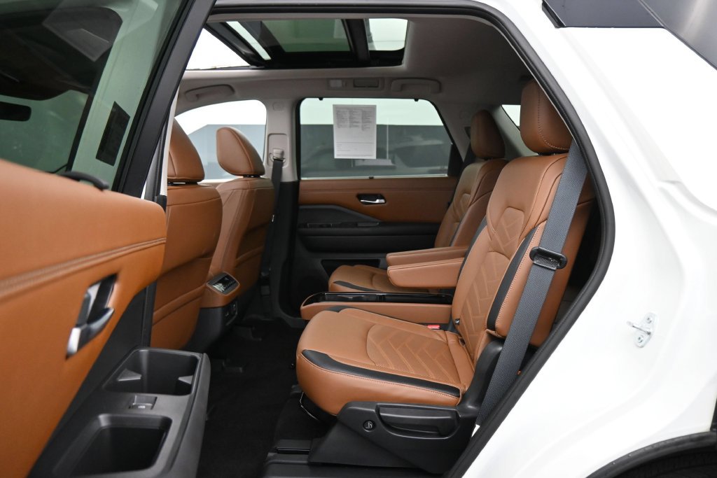 Used 2024 Nissan Pathfinder Platinum FWD image 19