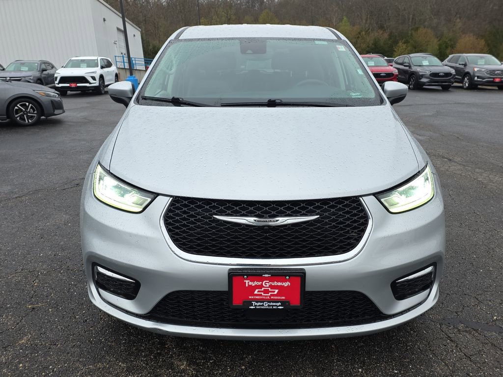 Used 2023 Chrysler Pacifica Touring-L image 3