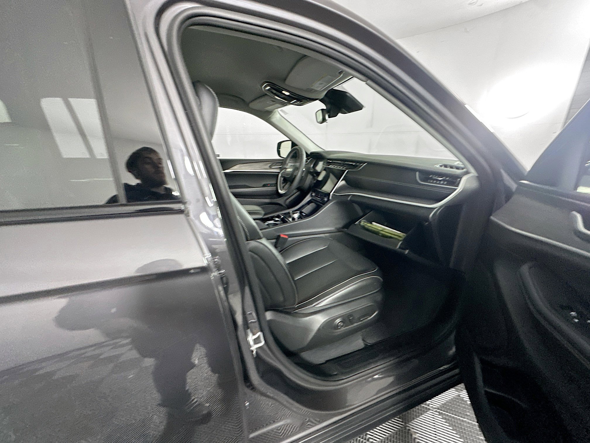 Used 2023 Jeep Grand Cherokee Limited image 31