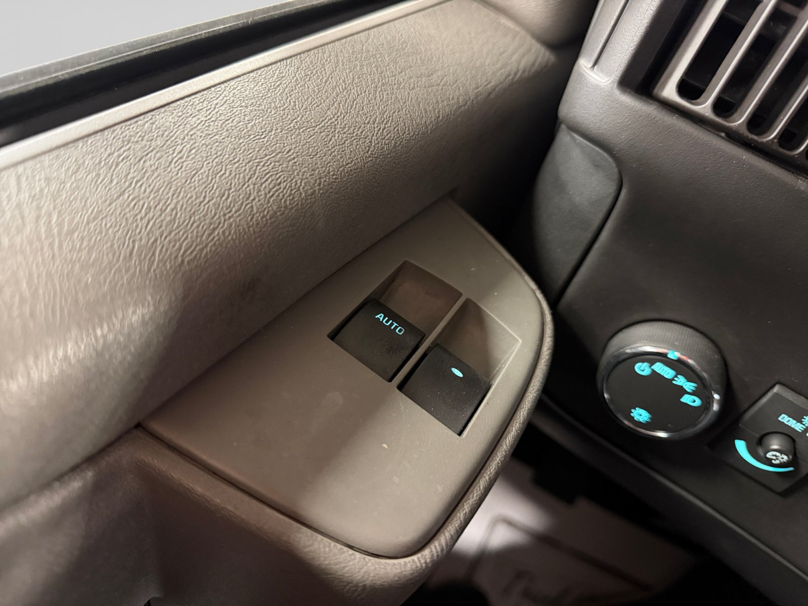 Used 2017 Chevrolet Express 3500 LT w/ LT Preferred Equipment Group RWD image 34