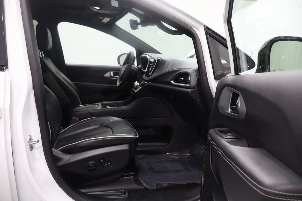 Used 2025 Chrysler Pacifica Limited image 15