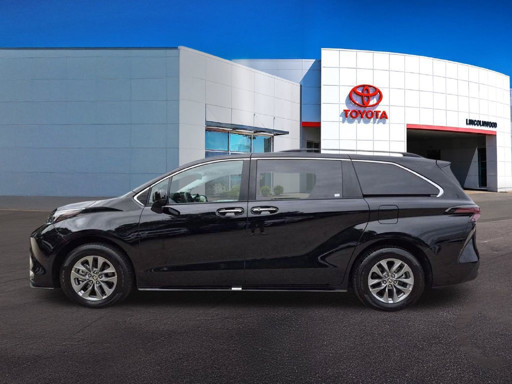 Used 2026 Toyota Sienna XLE FWD image 11