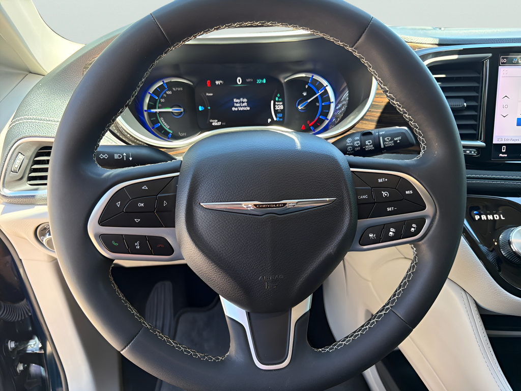 Used 2023 Chrysler Pacifica Limited FWD image 26