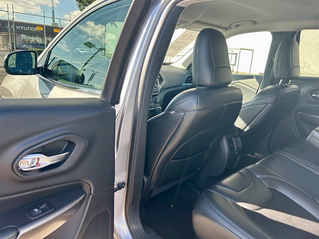 Used 2019 Jeep Cherokee Latitude Plus w/ Cold Weather Group AWD/4WD image 11