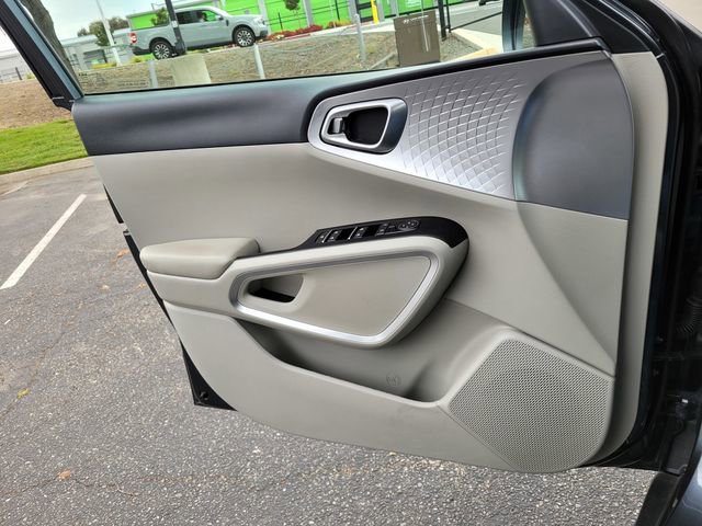Used 2025 Kia Soul LX FWD image 24