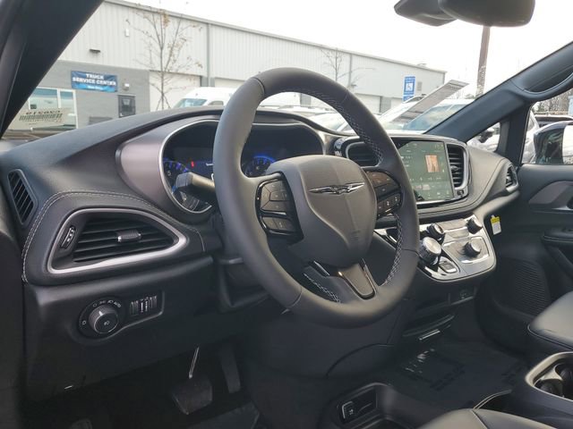 New 2026 Chrysler Pacifica Select w/ S Appearance Package image 18