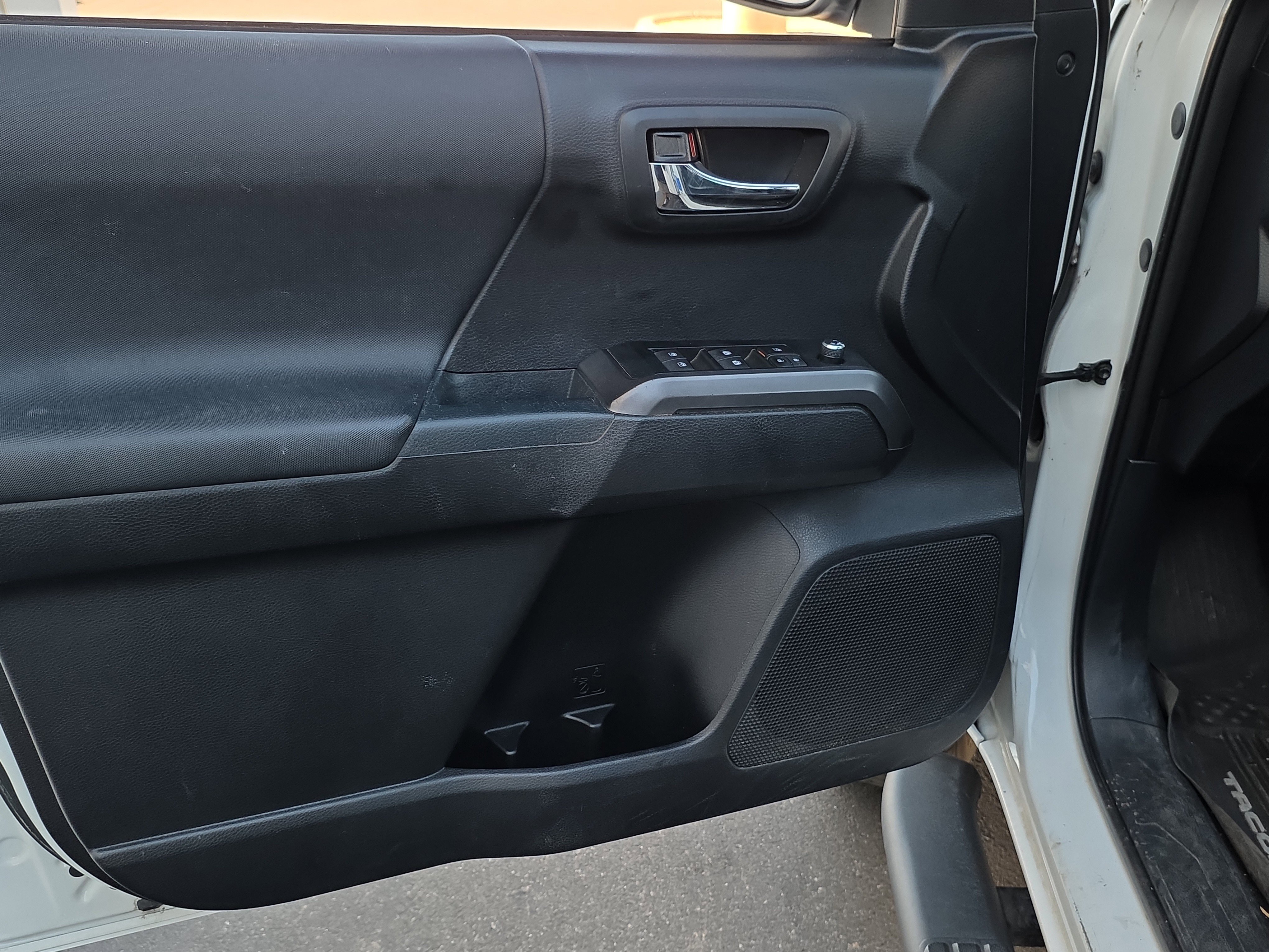 Used 2017 Toyota Tacoma TRD Sport w/ Premium & Technology Package AWD/4WD image 13