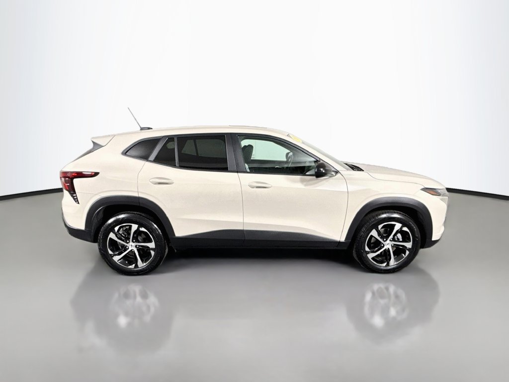 Used 2026 Chevrolet Trax RS w/ Sunroof Package FWD image 8