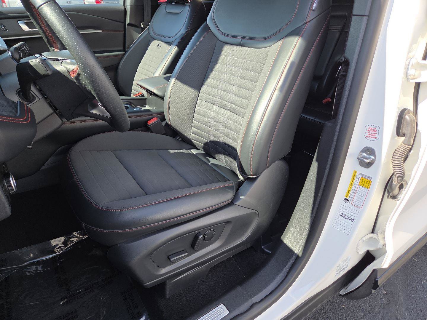 Used 2025 Ford Explorer ST-Line w/ ST-Line Street Pack AWD/4WD image 21