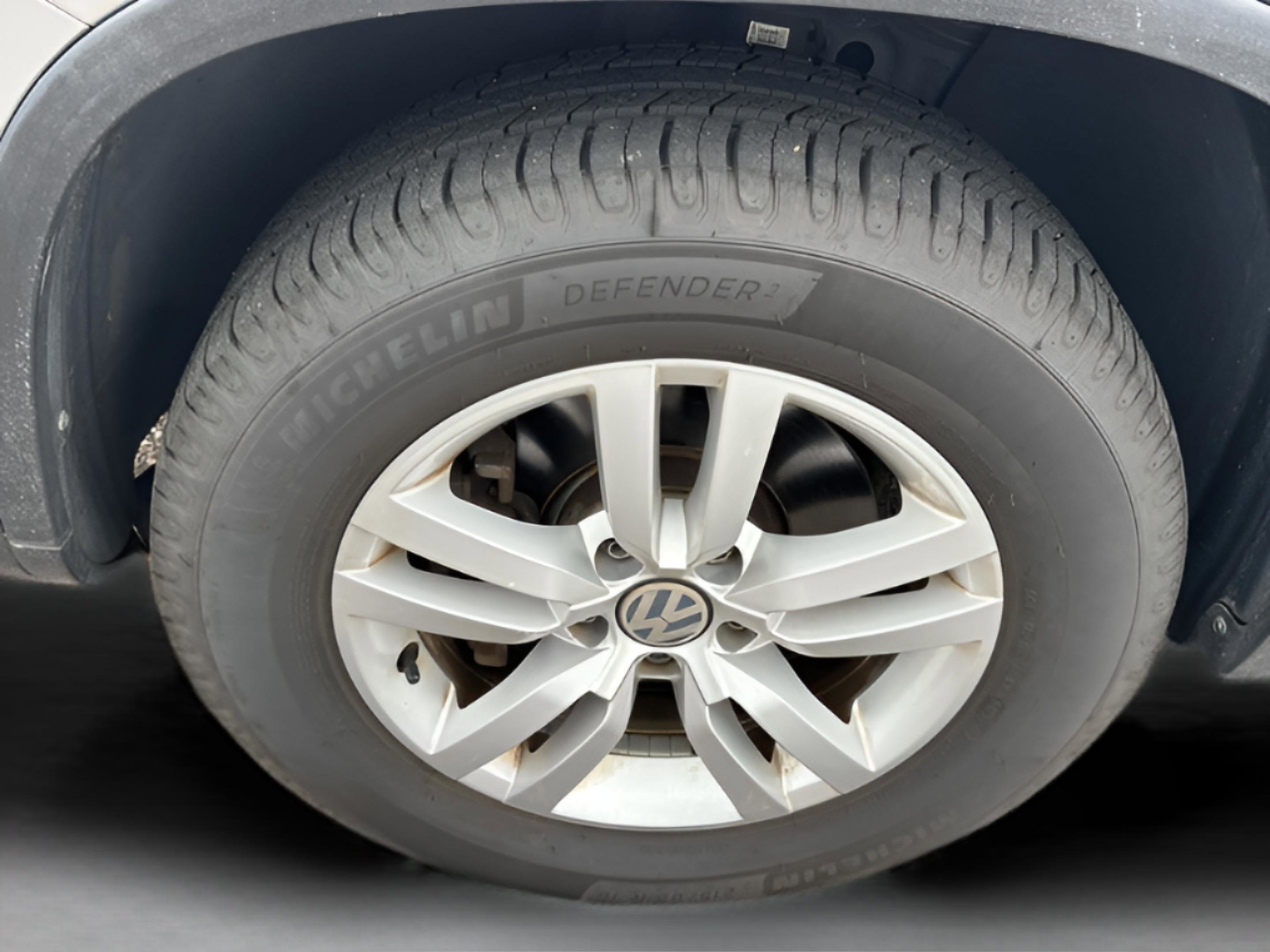 Used 2013 Volkswagen Tiguan S image 28