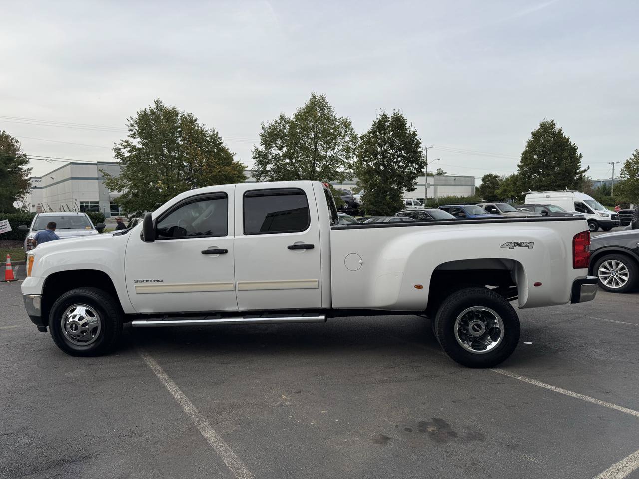Used 2011 GMC Sierra 3500 SLE w/ SLE Preferred Package AWD/4WD image 9